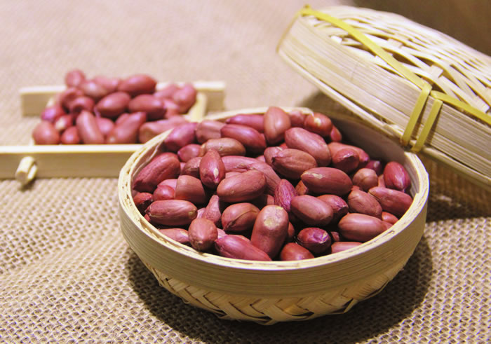 ROASTED PEANUTS WITH RED SKIN
